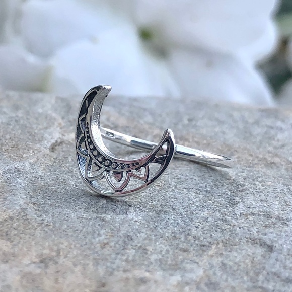 925 Sterling Silver Crescent Moon Ring in Sizes 5-10 - Picture 6 of 13